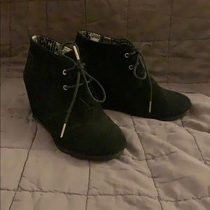 Tom’s black wedges 6.5
